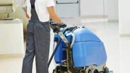 Une personne de dis utilisant un autolaveuse bleue